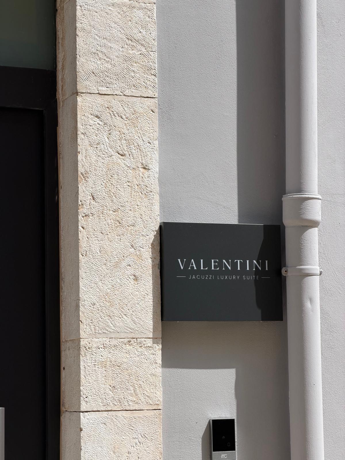 Insegna Valentini Jacuzzi Luxury Suite all'ingresso